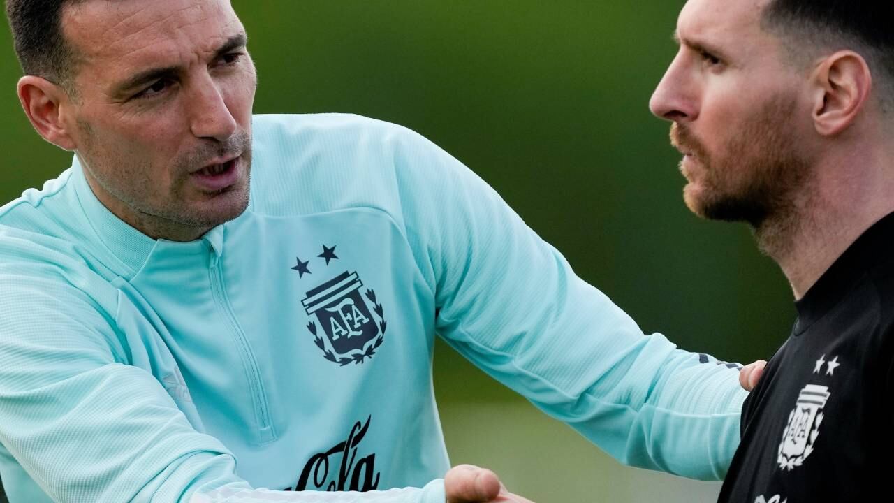 Lionel Messi y Lionel Scaloni en una práctica con la Selección Argentina. (AP)