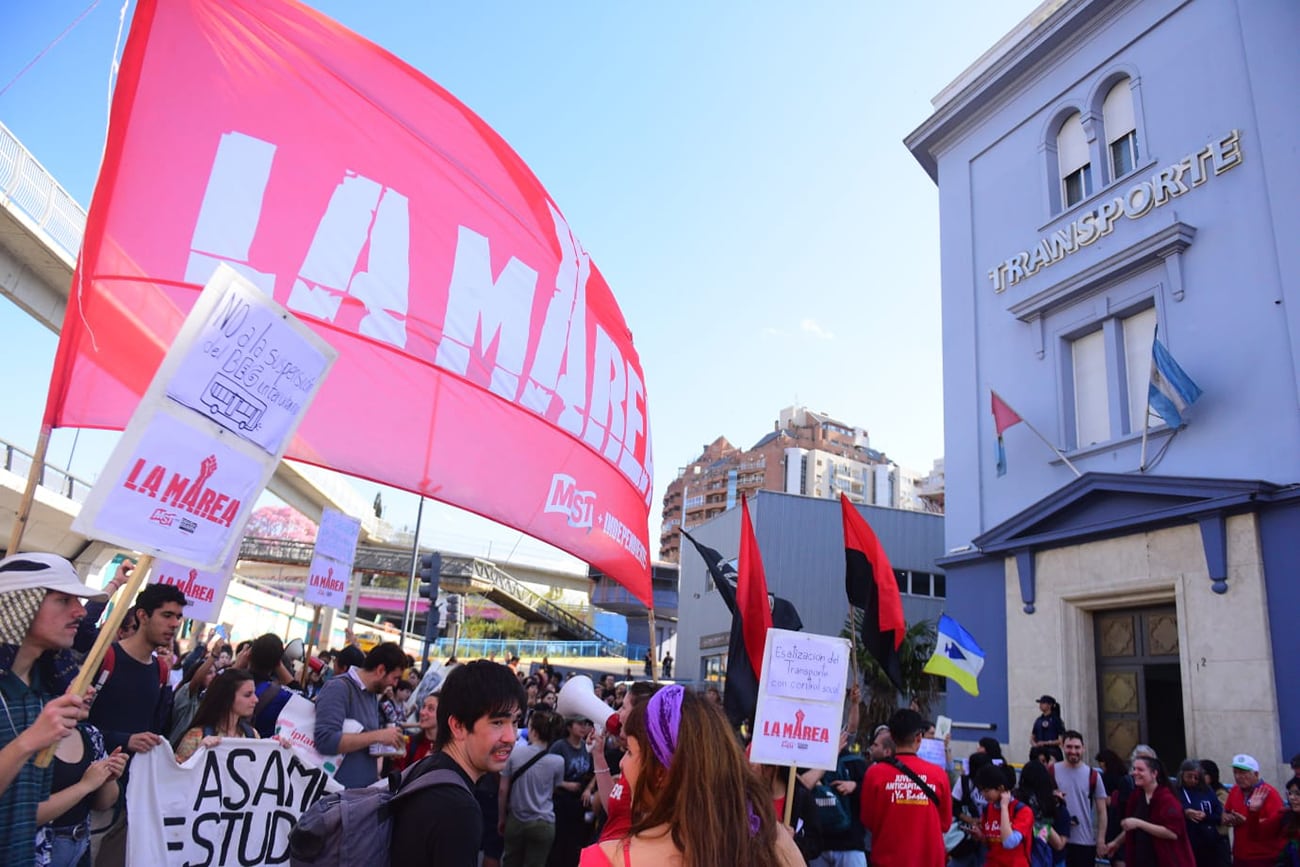 Protesta frente a la Secretaría de Transporte de la provincia de Córdoba por la suspensión del BEG desde el próximo lunes. (José Gabriel Hernández / La Voz)