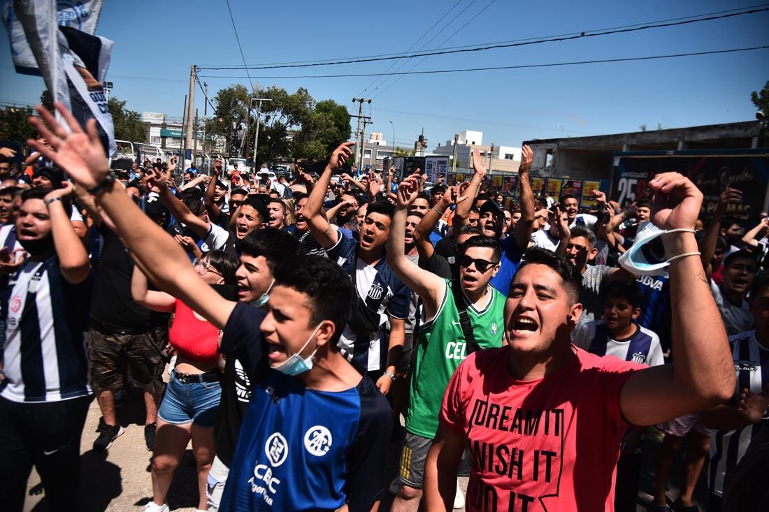 Hinchas de Talleres en la Boutique de Barrio Jardín esperan ver el ultimo entrenamiento  del equipo antes del viaje   a Santiago del Estero. (Pedro Castillo /La Voz)