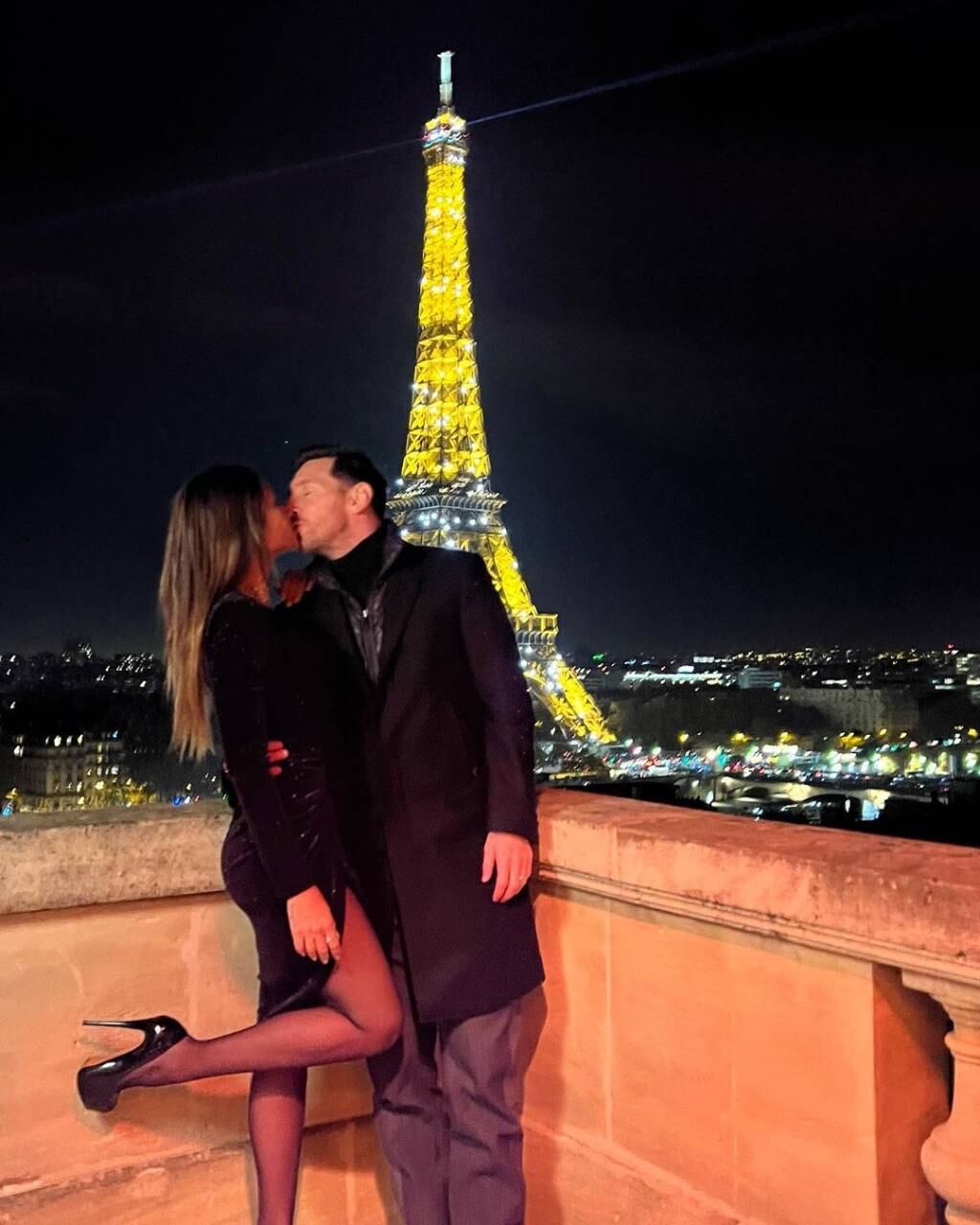 Los rosarinos se dieron un beso romántico con la torre Eiffel de fondo.