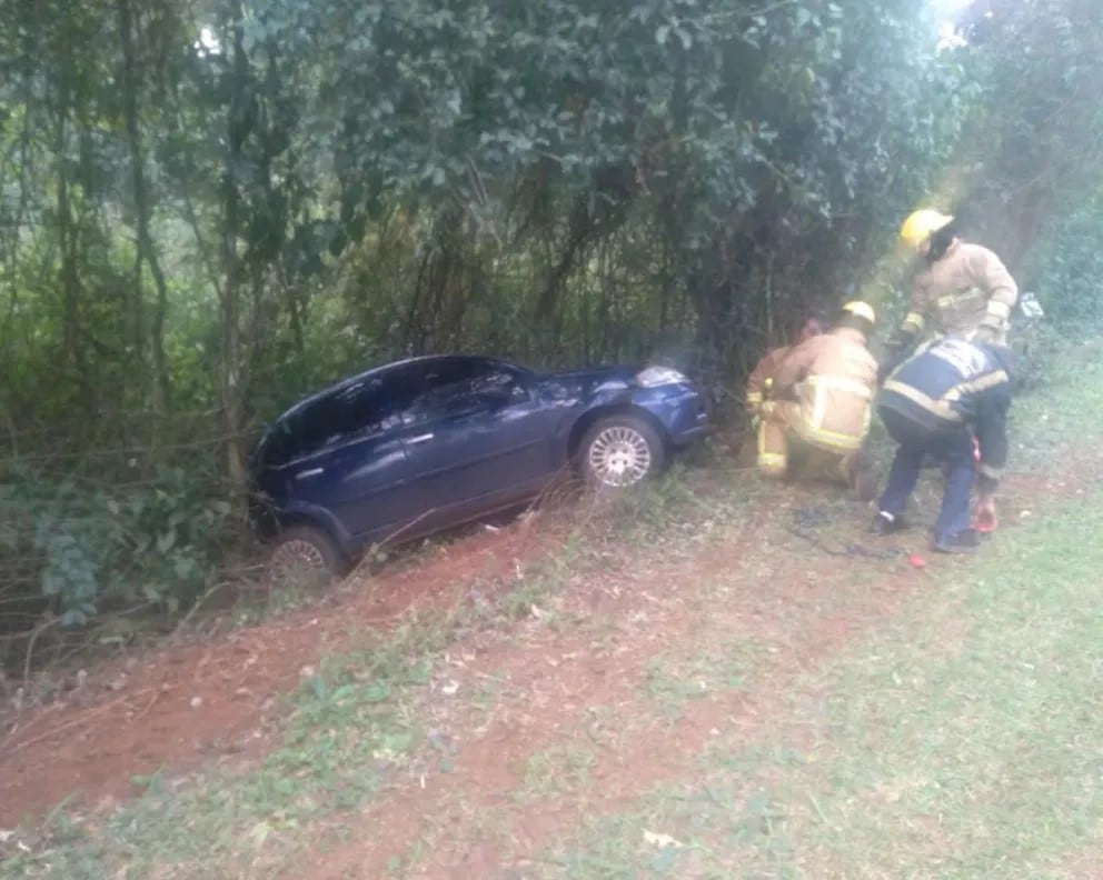 Puerto Iguazú: bomberos trabajaron en el incendio de una casa y en un despiste de auto.