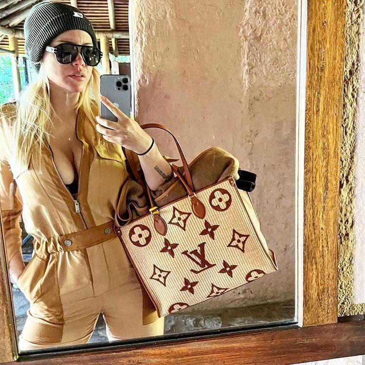 Wanda Nara lució un enterito marrón y una cartera Luis Vuitton desde Kenia.