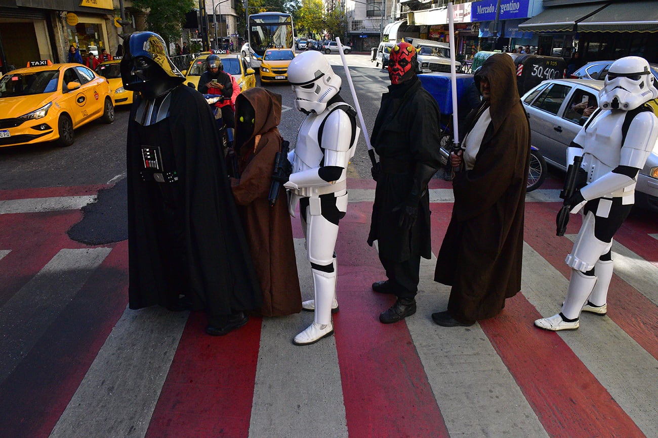 Cosplayers de Star wars . Como cada 4 de mayo los fans de Star wars celebran en el mundo. En Córdoba un grupo de cosplayers encabezado por Julio Nievas (Darth Vader) festejaron en la peatonal de la ciudad.