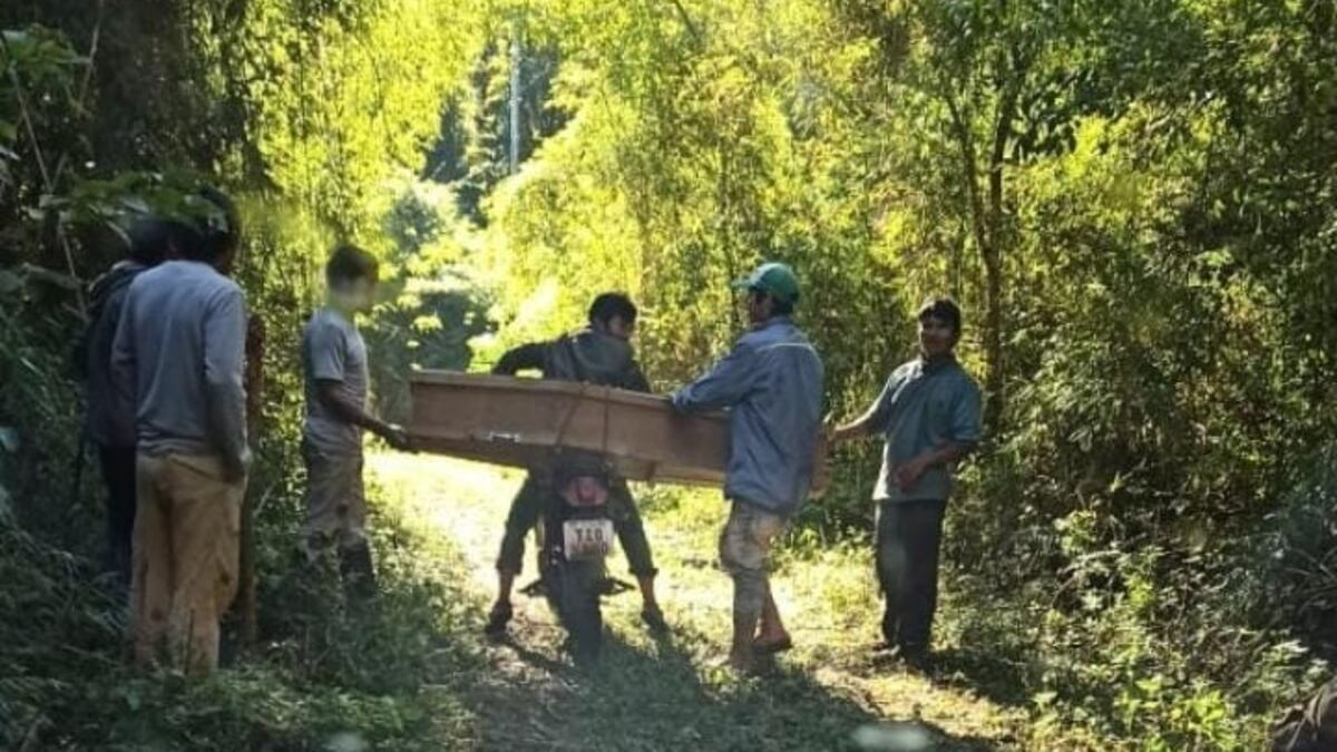 Miembros de una aldea de Misiones tuvieron que llevar un ataúd en una moto