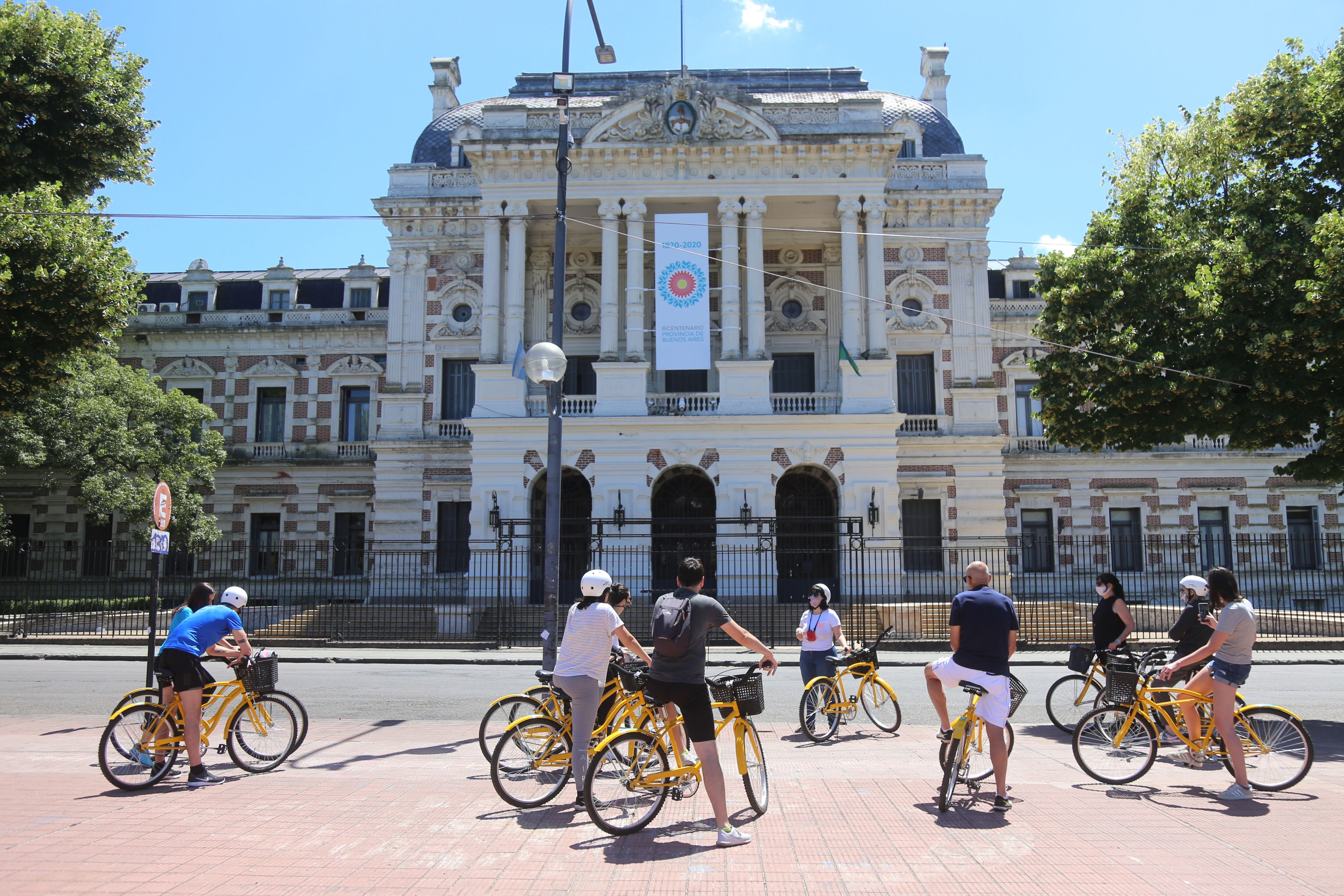 En grupos de 10 personas, se puede conocer la Ciudad de la mano de un guía turístico.