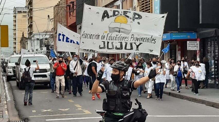 Maestras y maestros de Jujuy se movilizaron en rechazo del decreto 1.807 y por un aumento salarial por encima del 40%.