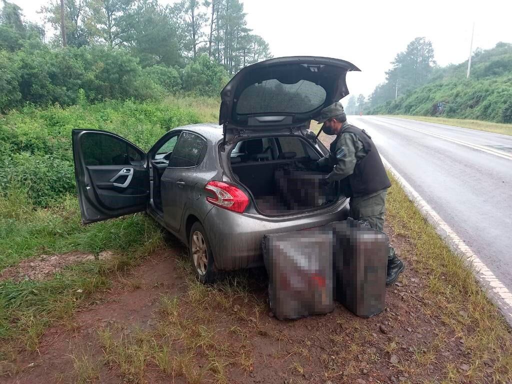 Tras evadir un control, abandonaron millonario cargamento de cigarrillos.