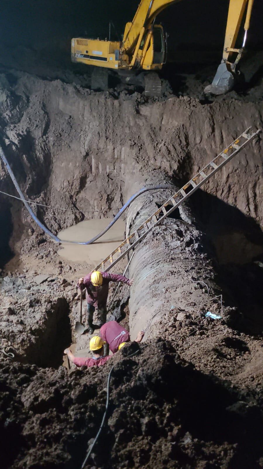 Trabajo nocturno. Los operarios de Aguas Cordobesas trabajarán toda la noche para reparar la rotura del caño. (Gentileza Aguas Cordobesas)