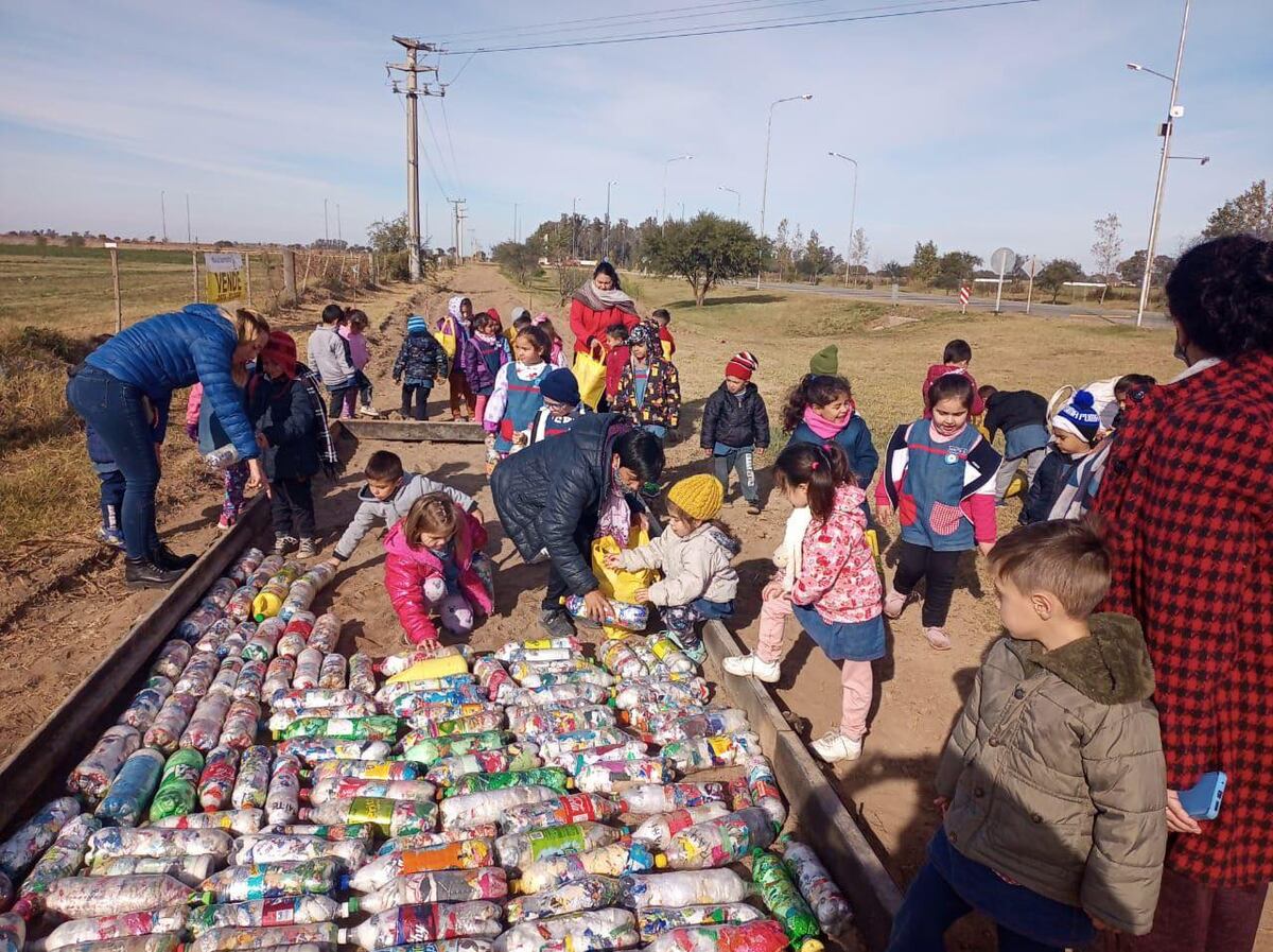 En La Tordilla costruyeron una ciclovía con ecoladrillos