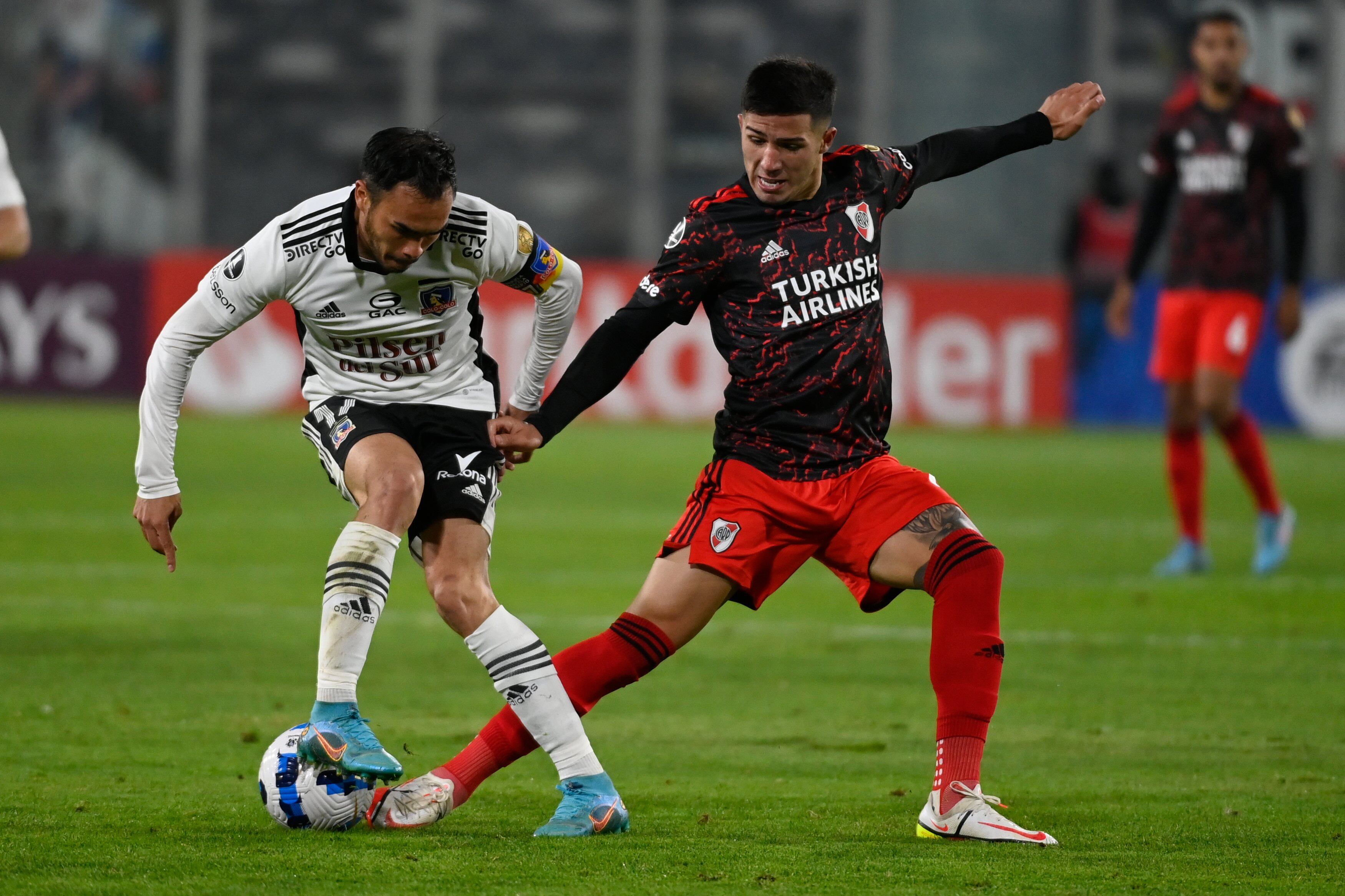 Enzo Fernández marcando a Gabriel Suazo.