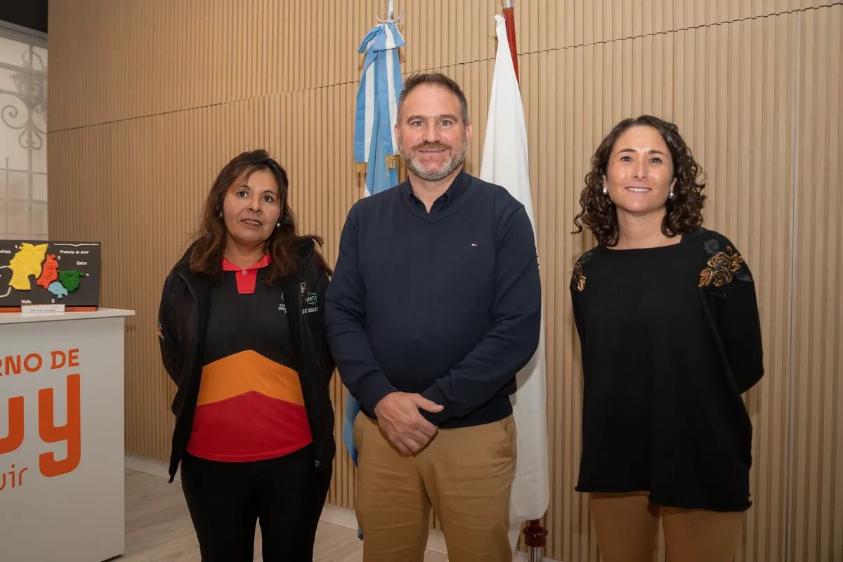 La presentación de la reglamentación de la ley 6.308, a través del decreto 7843/23, estuvo a cargo del secretario de Turismo, Diego Valdecantos; junto a la presidente de la Asociación de Guías de Turismo, Marcela Julián (izq.); y la coordinadora de Calidad y Capacitación, Jorgelina Duhart.