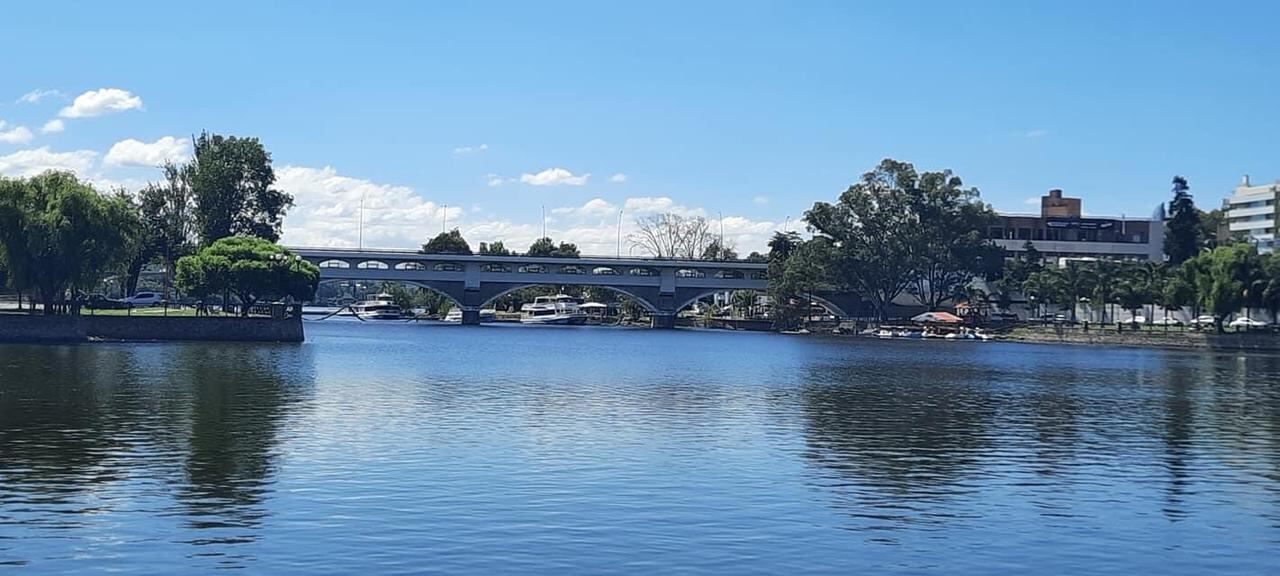 Carlos Paz paisaje soleado.