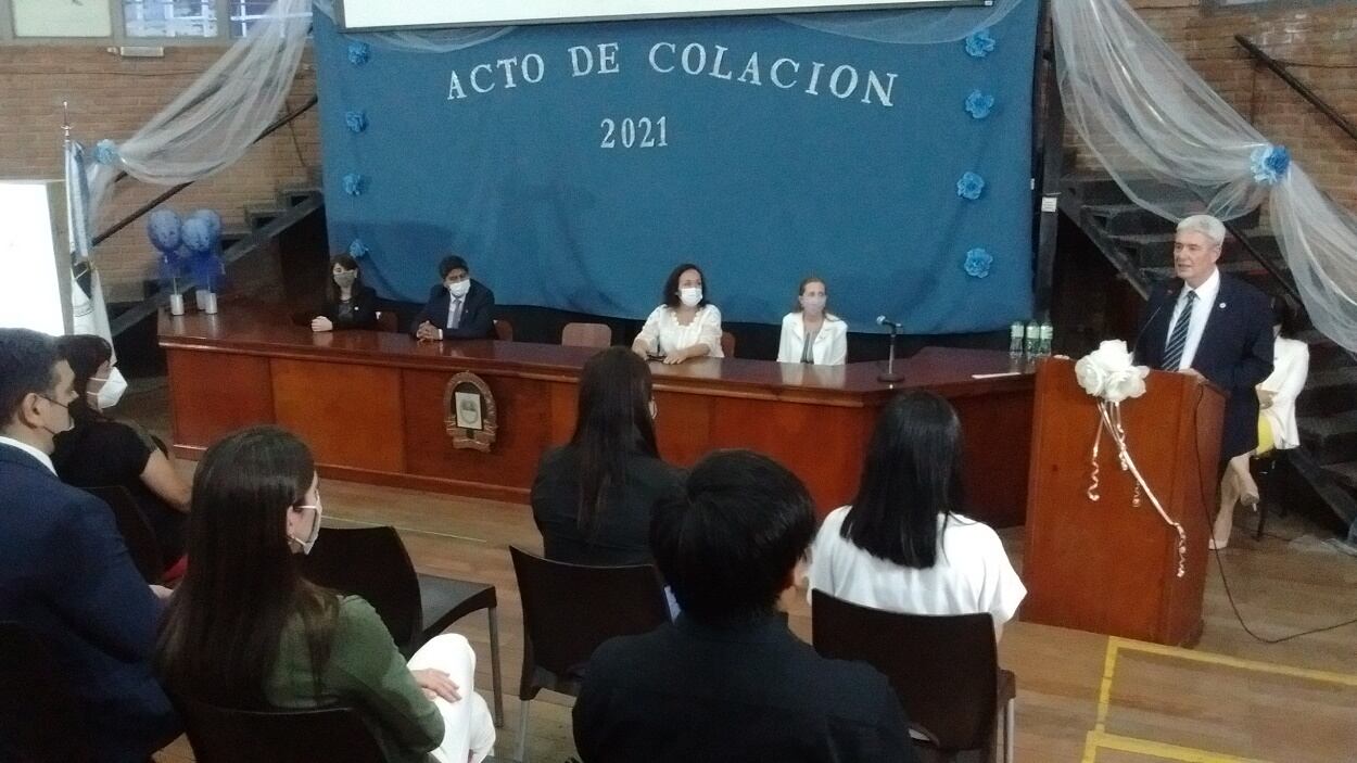 “Con los treinta títulos que hoy se entrega, por primera vez en la historia de la Facultad de Ingeniería superamos el techo de los cien egresados que reciben su títulos en el curso de un año", celebró Lores.