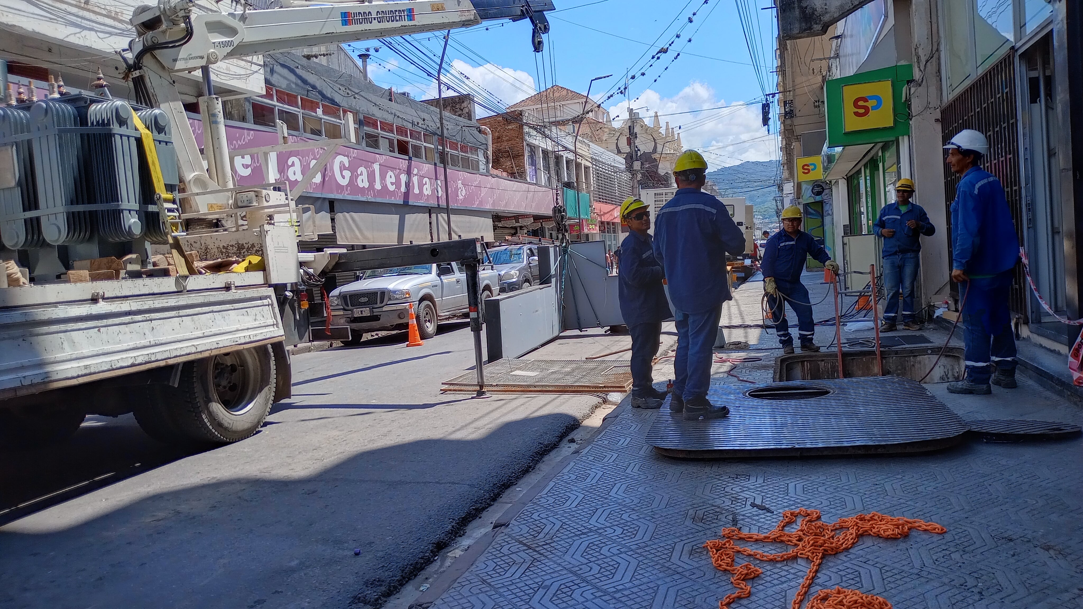 La tarea de los operarios fue ininterrumpida desde las ocho de la noche del martes, en el transformador soterrado en Necochea al 300.