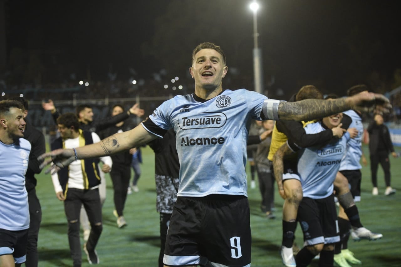 Fotografías del partido entre Belgrano e Instituto en el Gigante de Alberdi por la fecha 30 de la Primera Nacional. El partido, el recibimiento del equipo y los festejos. (Facundo Luque y Nicolás Bravo)