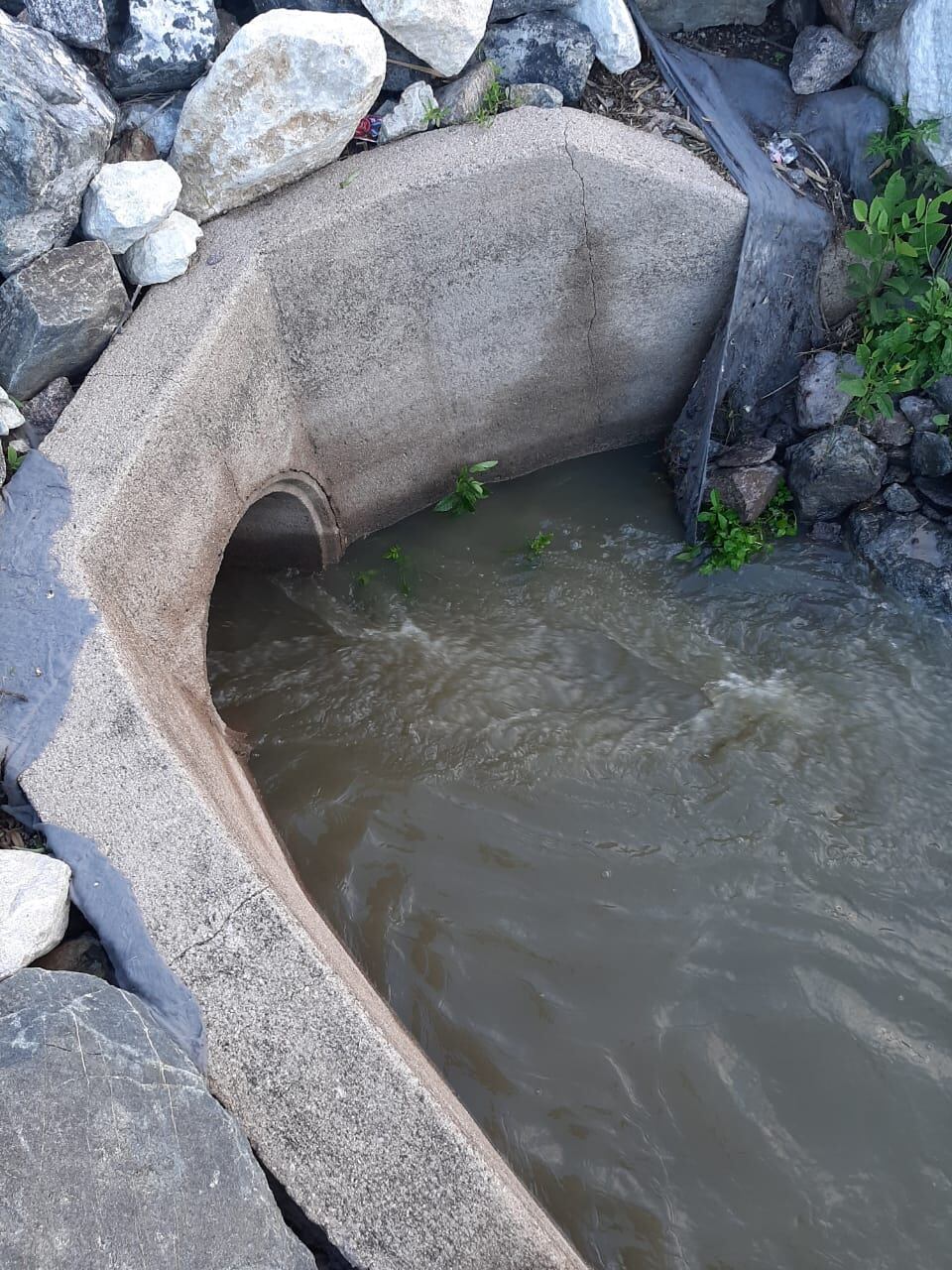 Volcamiento de líquidos cloacales al lago San Roque en Villa Carlos Paz, la primera de las dos situaciones denunciadas por el Municipio en contra de la Cooperativa Integral.