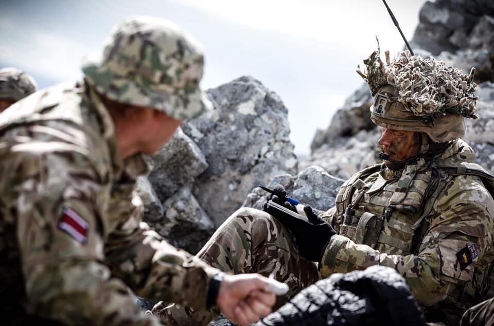 Soldados británicos en ejercicios de combate., señalización de blancos. El Sistema C4I integra todos los medios para tener un panorama completo de la situación en el campo de combate.