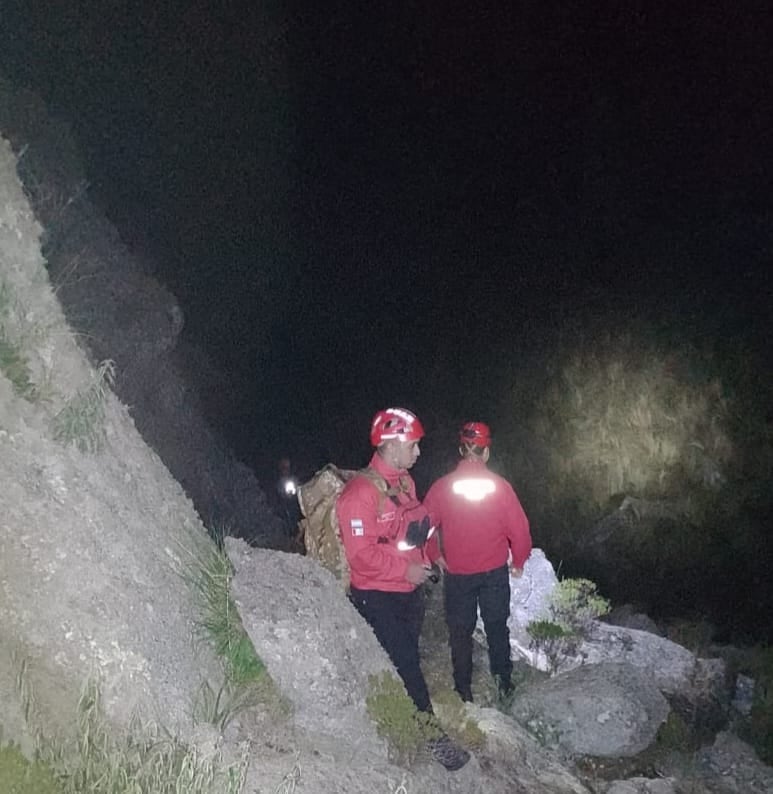 El Duar y bomberos voluntarios de Tanti en el procedimiento esta madrugada.