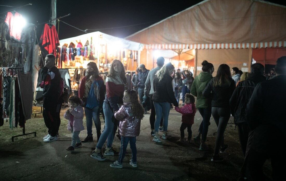 La gente pasenado por la exo comercial y artesanal. 