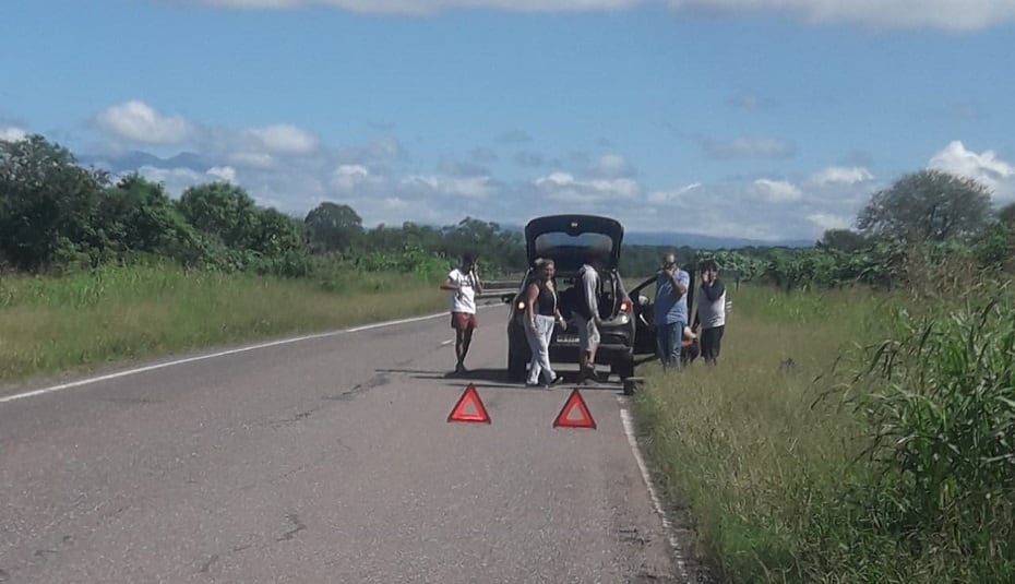 El concejal René Romero ayudó a una familia varada en la ruta y tapó los pozos con su propia pala.