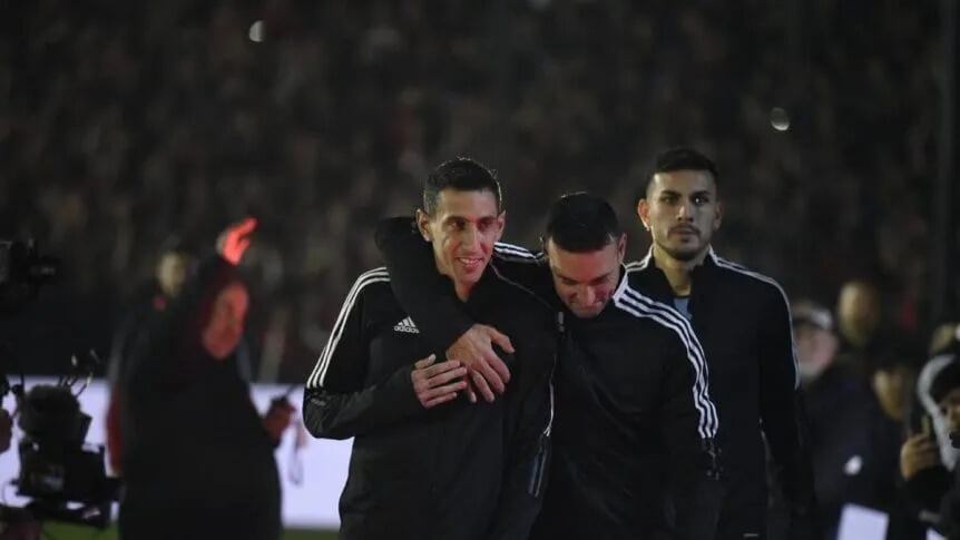 Angel Di María y Lionel Scaloni en el partido homenaje de Maxi Rodríguez. / Gentileza.