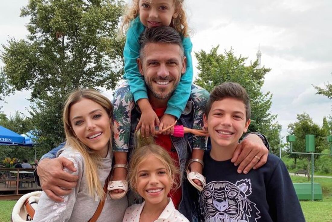 Eva Anderson y Martín Demichelis junto a sus hijos. (Captura video Instagram)