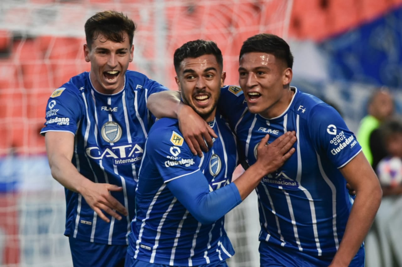 Martín Ojeda festeja el primer gol del partido entre Godoy Cruz y Arsenal / Mariana Villa.