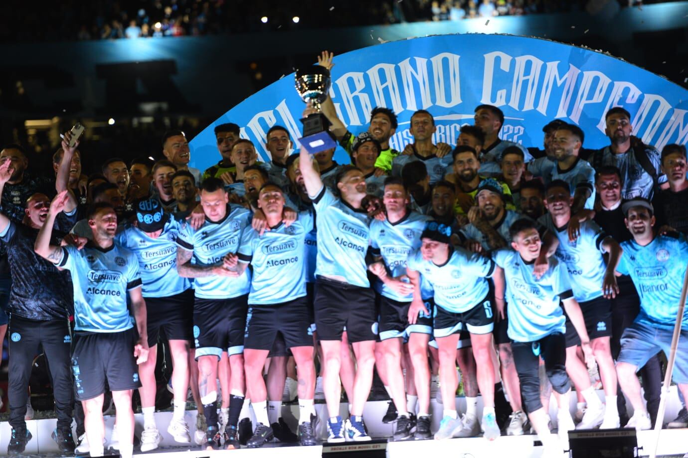 Belgrano y la copa de campeón en el campo de juego del estadio Mario Alberto Kempes. (Javier Ferreyra / La Voz)