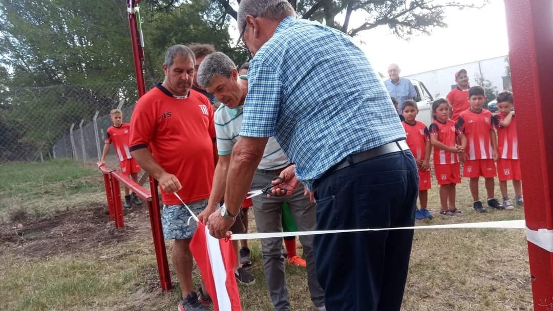 El Intendente de Tres Arroyos visitó la flamante cancha de fútbol para uso de los chicos del Club Quilmes.