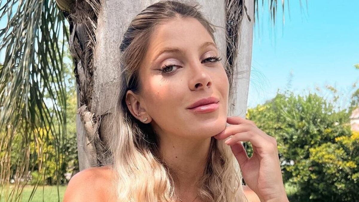Cande Ruggeri deslumbró con un vestido blanco plisado: “Probando outfits para Año Nuevo”