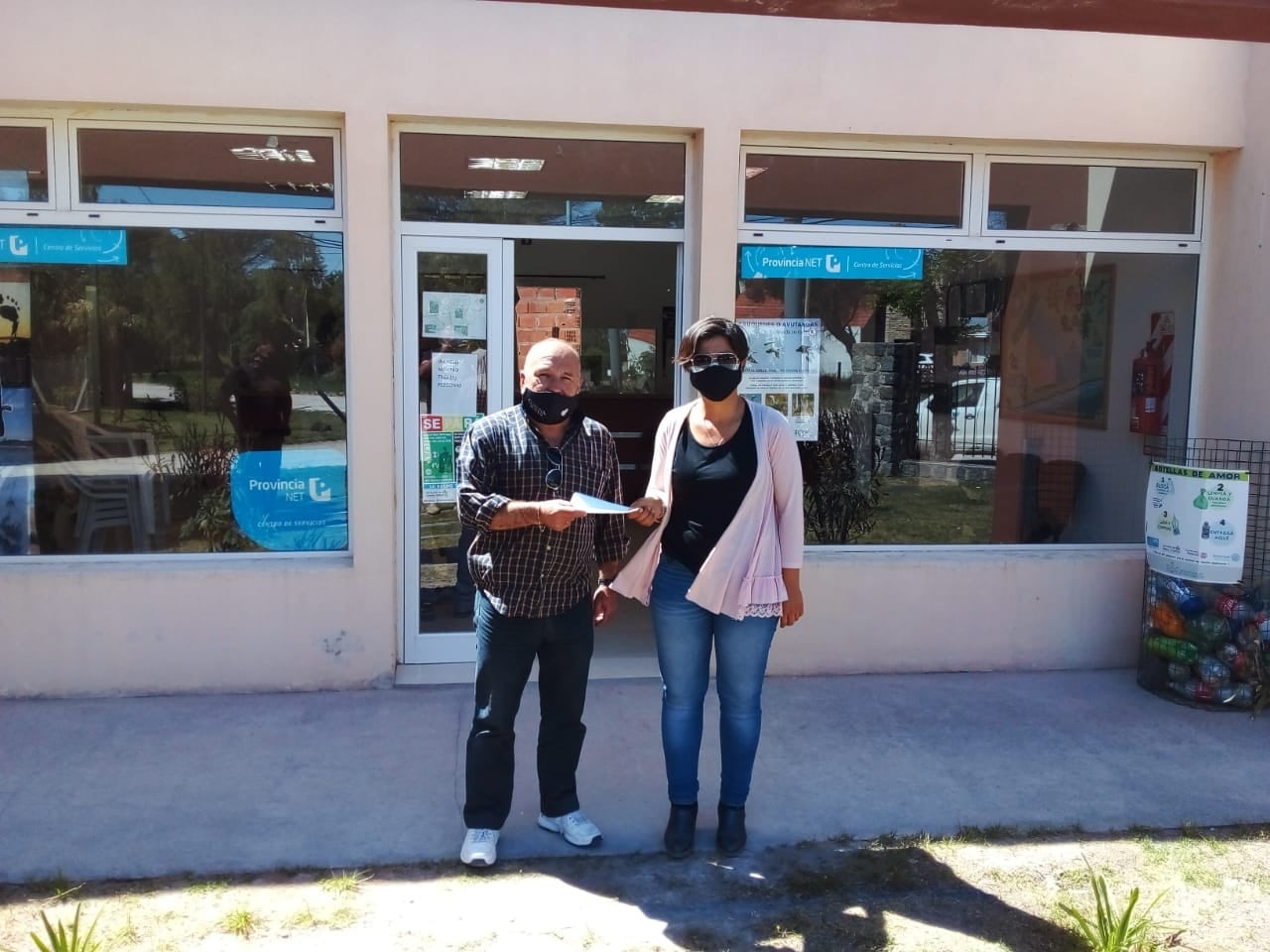 Daniel Civetta, hizo entrega a la Directora de la Escuela Secundaria Nº 5, Carla Dolcetti, de un aporte para el traslado de los alumnos a la ciudad de Tres Arroyos