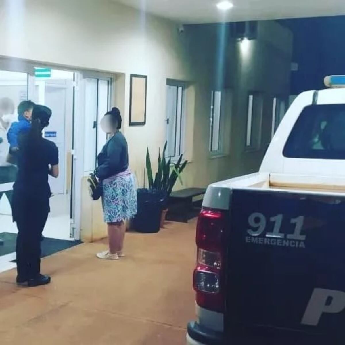 Una madre y su bebé cayeron al pozo de una letrina en Campo Grande y tuvieron que ser rescatados