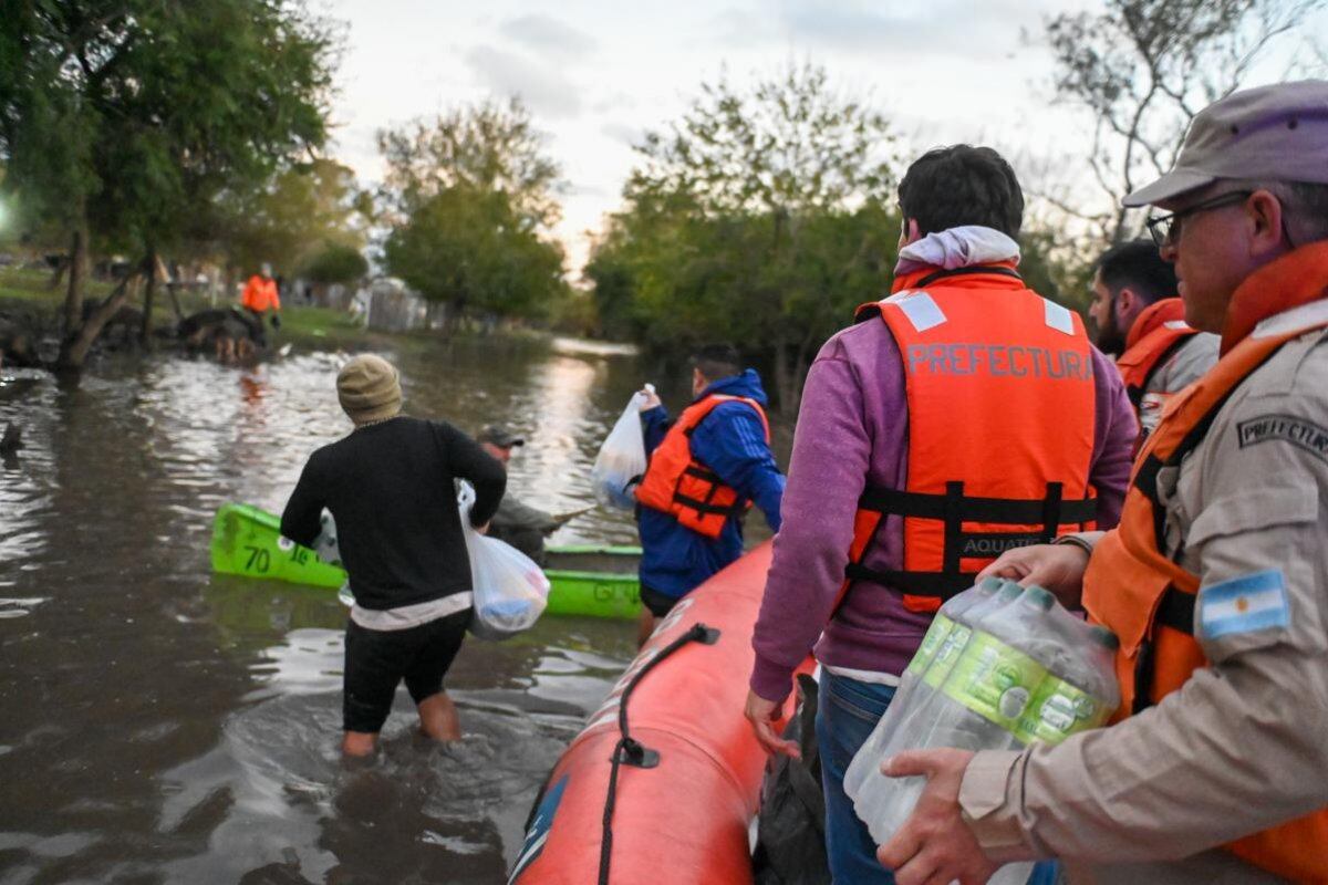 Prefectura y municipio asisten a los evacuados de Gualeguaychú