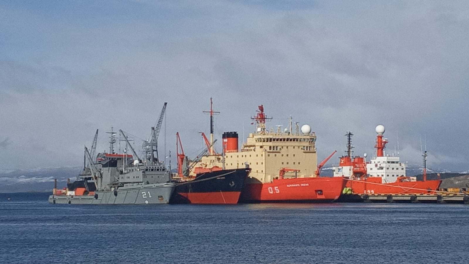 Ushuaia, es el punto más cercano al continente blanco. Es necesario la implementación del Polo Logístico para el despliegue y la proyección antártica. (Imagen A-21 Aviso ARA "Puerto Argentino, B-3 Transporte ARA "Canal Beagle", Q-5 Rompehielos ARA "Almirante Irizar" y el A-33 BIO "Hespérides" de la Armada Española).
