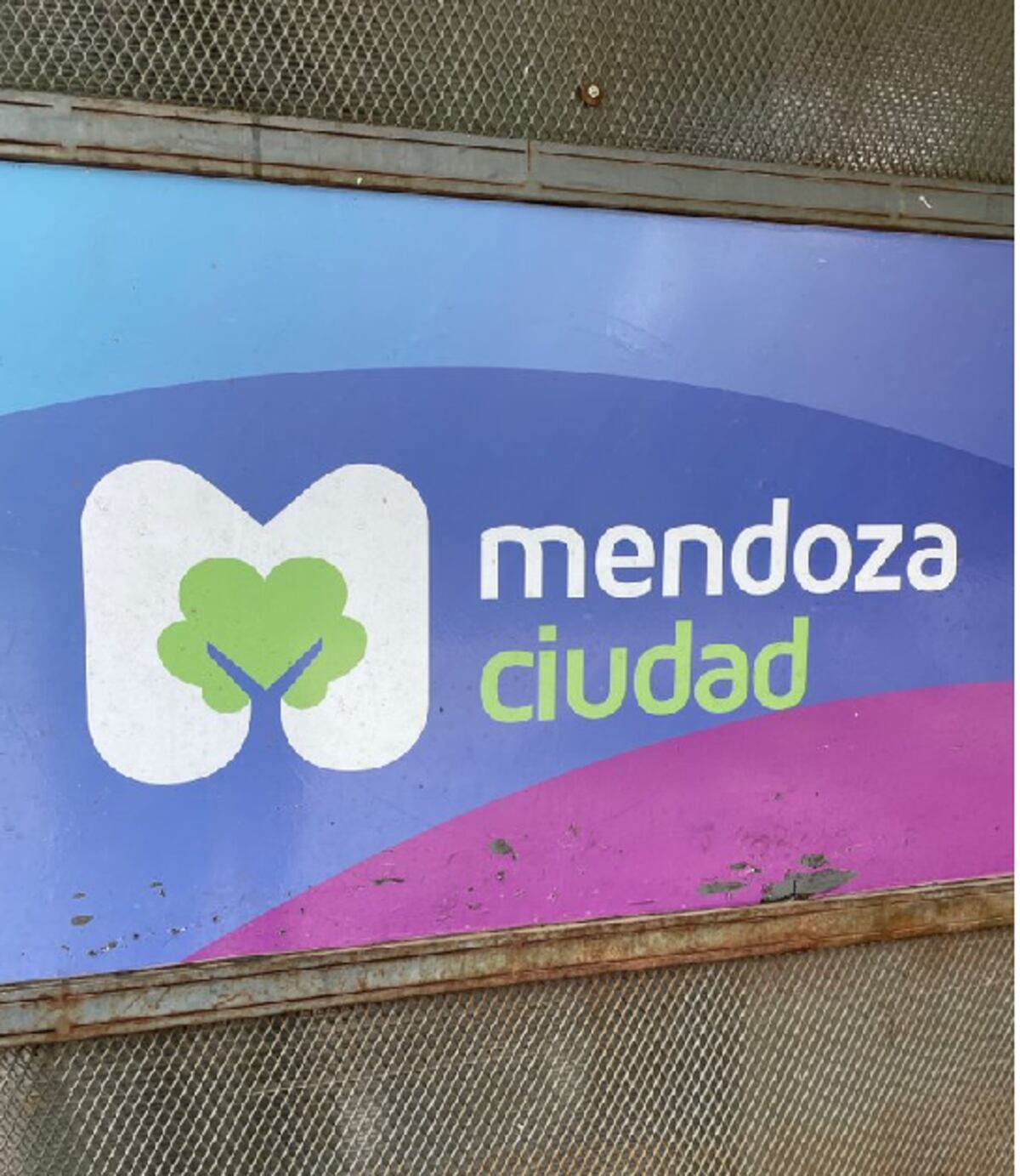 Un estadounidense cuestionó el logo de la Ciudad de Mendoza y generó polémica con un tweet viral