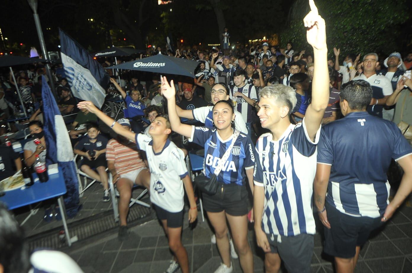 Las mejores fotos de los hinchas de Talleres alentando en Córdoba. (Javier Ferreyra)