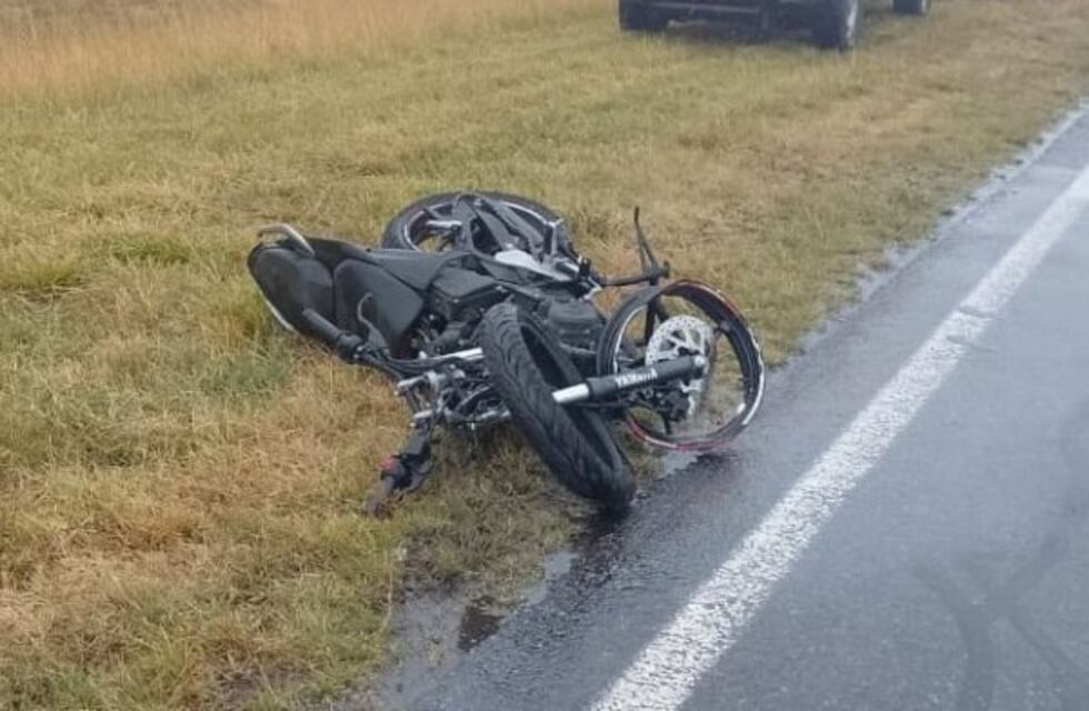 Accidente fatal en Angélica: murió un motociclista tras chocar un camión