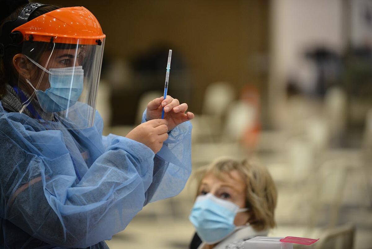 Vacunación en Córdoba: ultiman detalles para la combinación de fórmulas