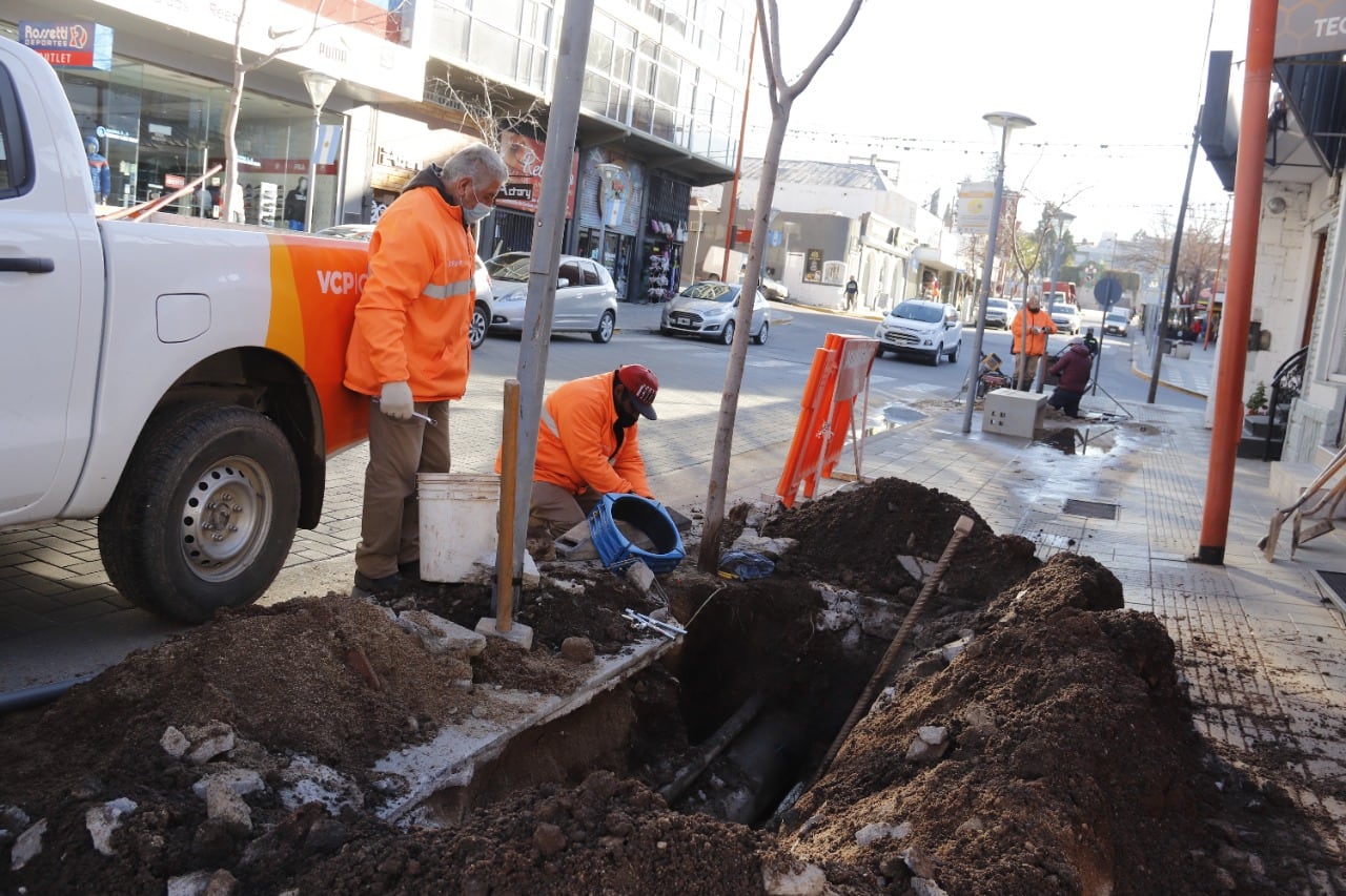 Servicio Municipal de Agua. Reparación de un caño averiado en el Centro Oeste.