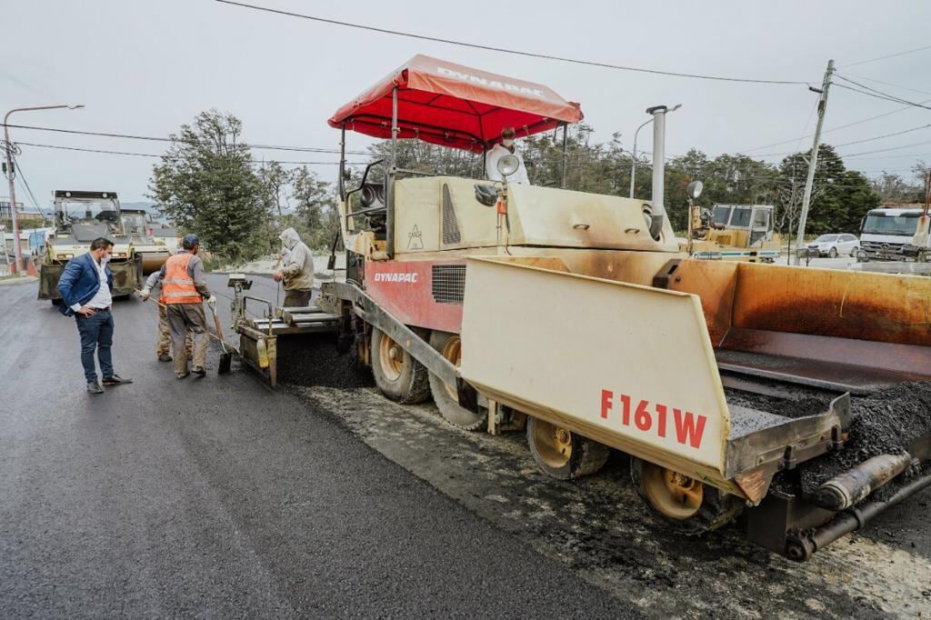 Comenzó la pavimentación de la calle Río Claro, entre De la Estancia y Bahía Ushuaia que conecta parte del circuito que completa la conexión de los distintos ingresos al barrio.