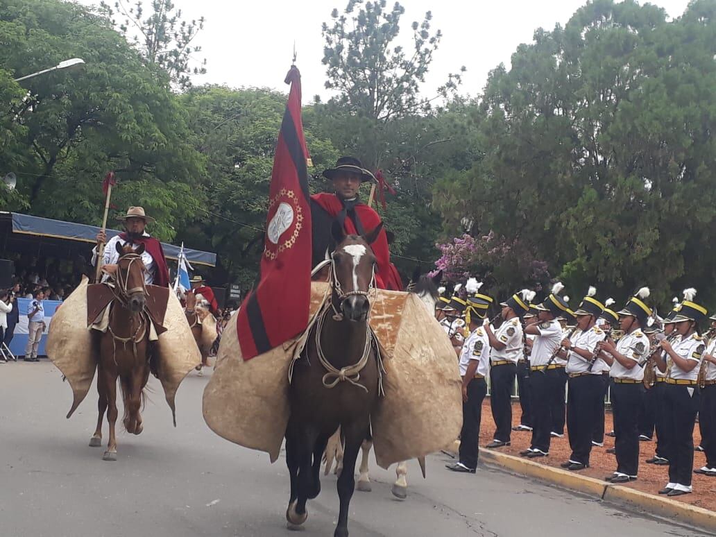 Los gauchos desfilando en el natalicio del héroe gaucho.