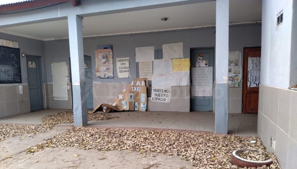 Padres reclaman por malas condiciones en una escuela de Salta.