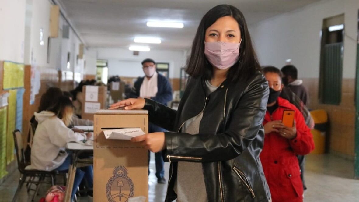 "Es un hermoso día democrático y de participación ciudadana", destacó Leila Chaher tras emitir su sufragio.