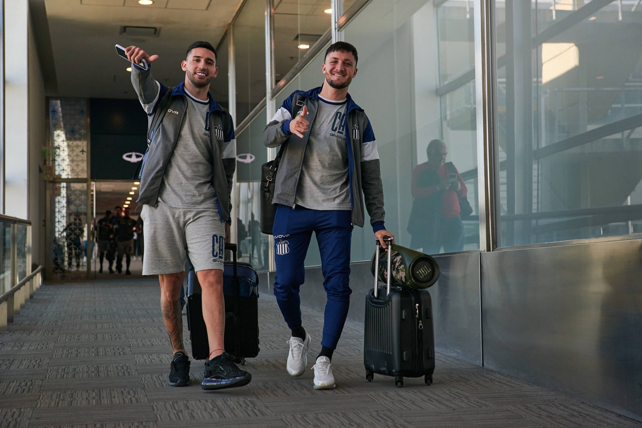 Nahuel Bustos tuvo molestias en el aductor ante Central, pero se recuperó y viajó para el juego con Racing. Francisco Pizzini quedó afuera por una sobrecarga y ya está bien. Se metió en la delegación. Quedó afuera Valentín Depietri. (Prensa Talleres)