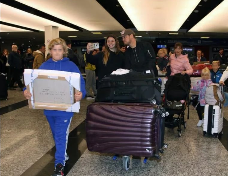 Luisana Lopilato y su familia en Ezeiza.