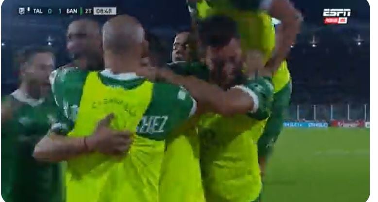 Captura de pantalla del festejo de los jugadores de Banfield ante Talleres luego del gol de Braian Aleman