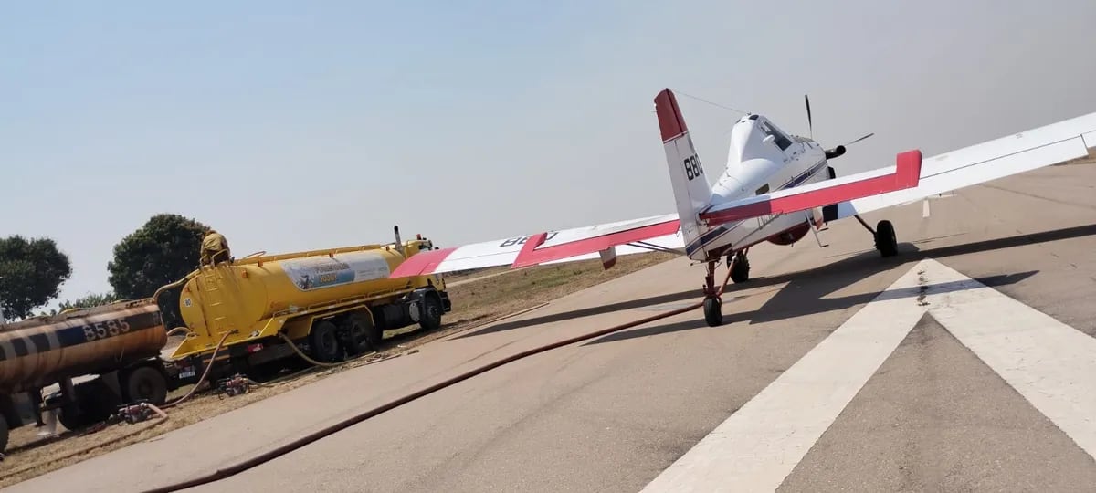 Tres aviones hidrantes y dos helicópteros operan en Jujuy en el combate contra los incendios forestales.