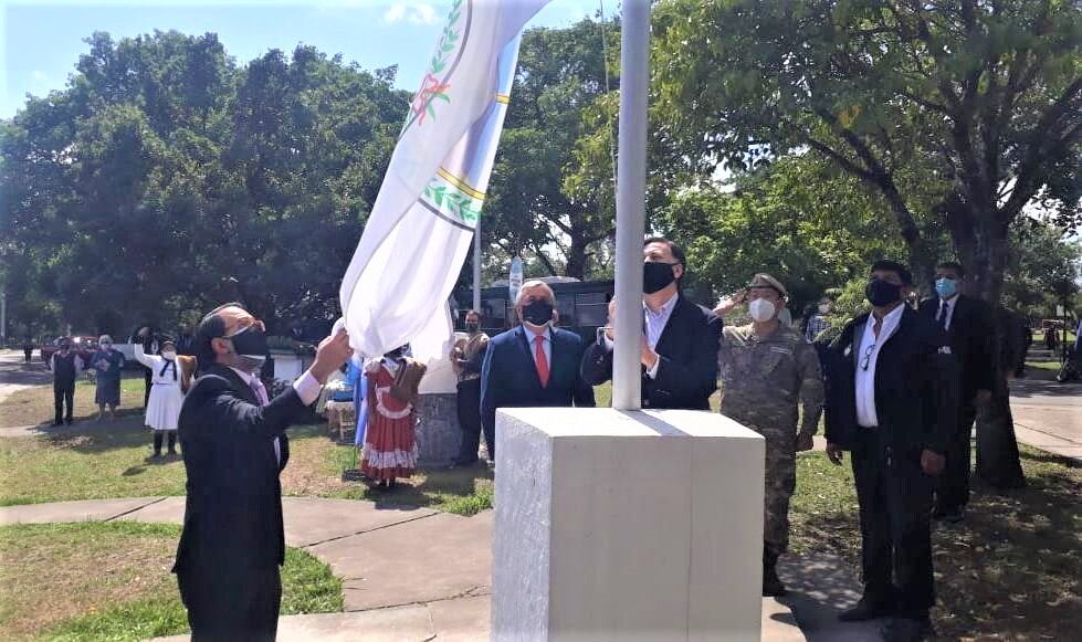 Las autoridades en el solemne momento del izamiento de la Bandera de la Libertad Civil.