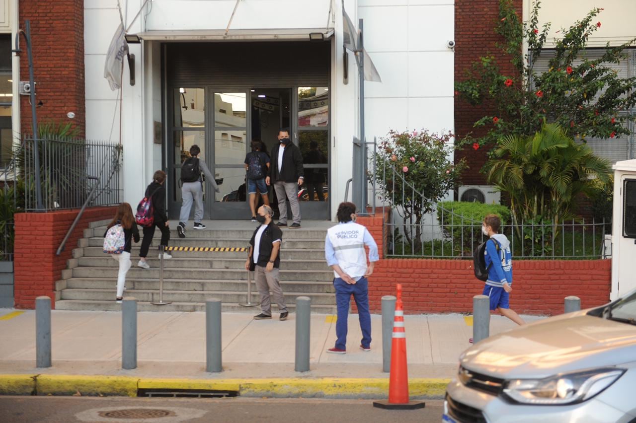 Estudiantes ingresan a la escuela ORT del barrio porteño de Núñez, luego de que la Ciudad ratificara las clases presenciales. (Federico López Claro)