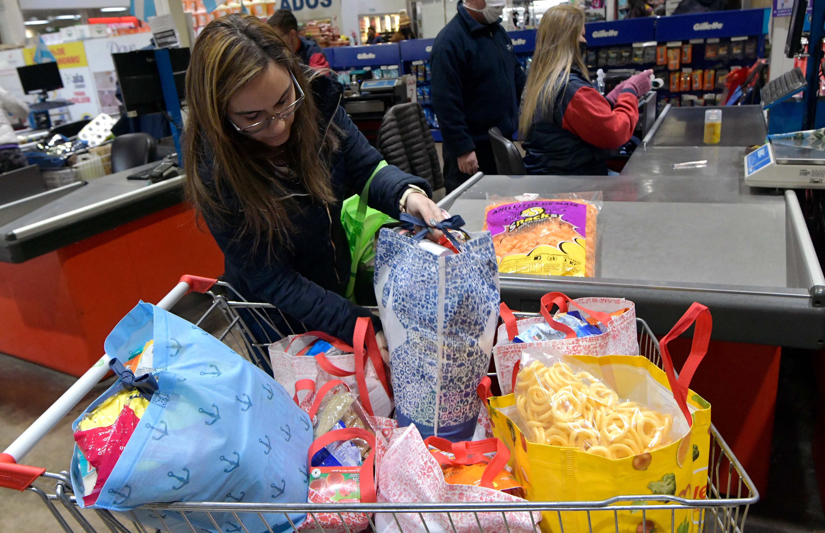 El stockeo es la gran alternativa que buscan los usuarios en los almacenes para hacerle frente a la inflación. 